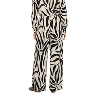 Image 2 : Vue de face du pantalon Only femme motif zébré graphique, coupe fluide palazzo, fermeture lacets contrastés — Delvale