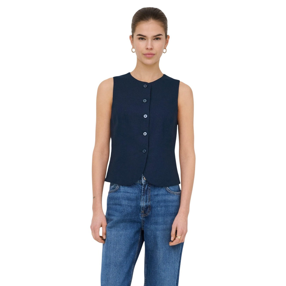 Image 6 : Gilet Only noir femme sans manches boutonné porté, look décontracté — Delvale