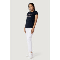 Image 3 : Vue portée du t-shirt Armani Exchange femme bleu marine, coupe féminine et encolure ronde — Delvale