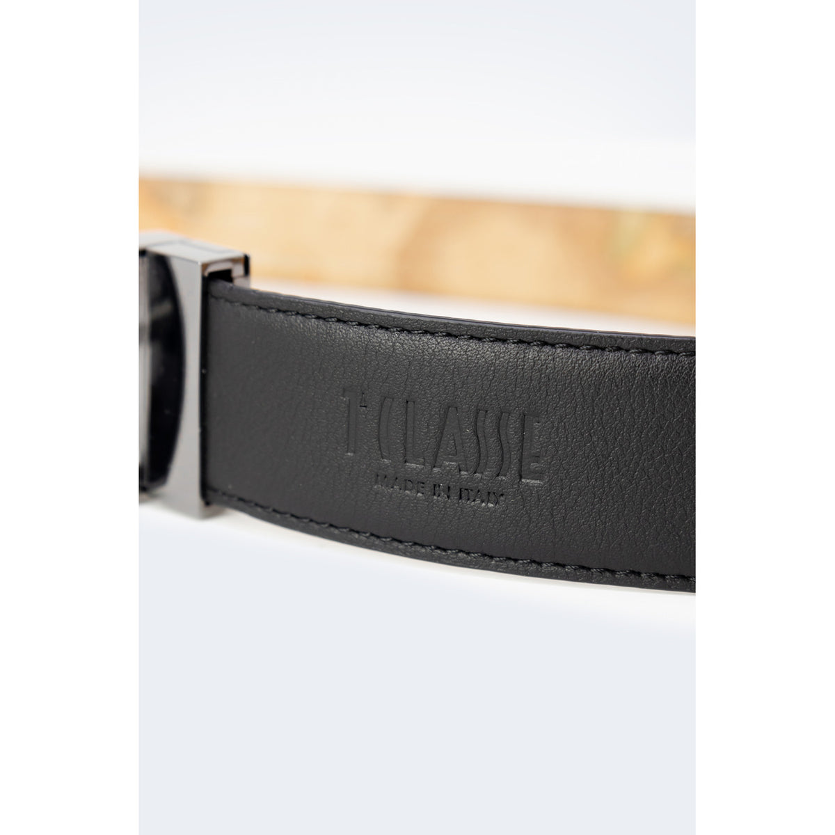 Image 3 : Vue d'ensemble de la ceinture Alviero Martini Prima Classe homme réversible, imprimé Géo Classic et face noire lisse, présentée à plat sur fond blanc — Delvale