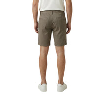 Image 3 : Bermuda Armani Exchange beige porté plein pied, silhouette décontractée premium en look estival casual — Delvale