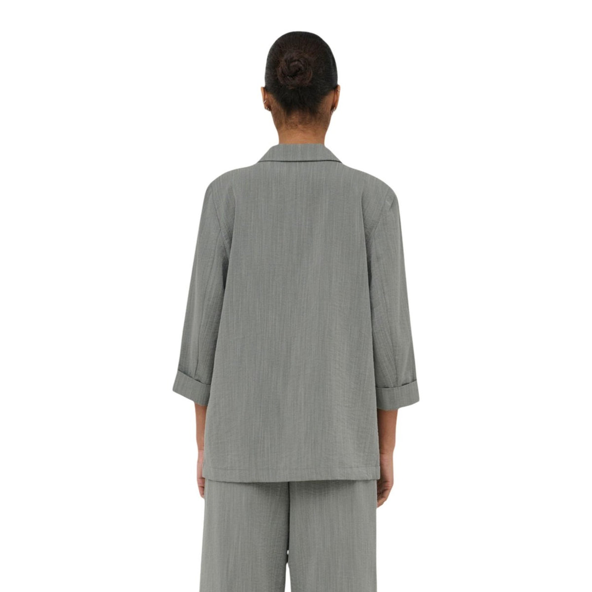 Image 2 : Détail du col cranté et de l'encolure ouverte du blazer Only femme gris léger — Delvale