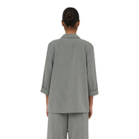 Image 2 : Détail du col cranté et de l'encolure ouverte du blazer Only femme gris léger — Delvale