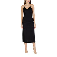 Image 1 : Robe noire Morgan De Toi à bretelles fines et col V, portée par mannequin — delvale