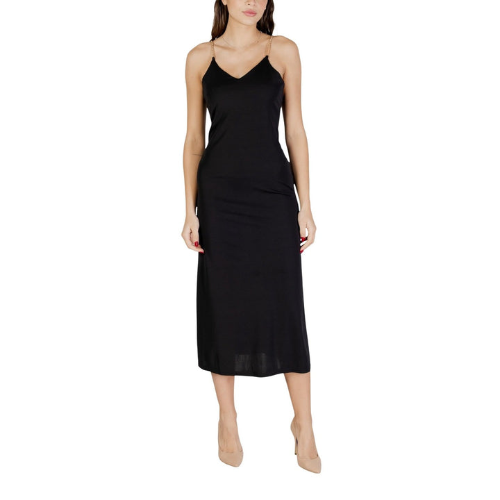 Image 1 : Robe noire Morgan De Toi à bretelles fines et col V, portée par mannequin — delvale