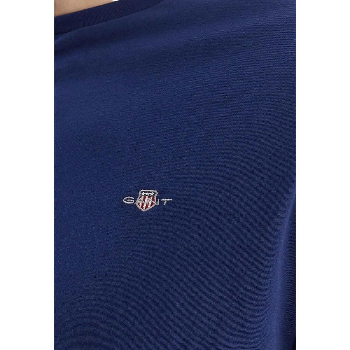 Image 3 : Détail du logo brodé Gant sur la poitrine gauche du t-shirt bleu marine — Delvale