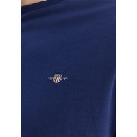 Image 3 : Détail du logo brodé Gant sur la poitrine gauche du t-shirt bleu marine — Delvale