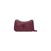 Image 5 : Sac baguette Calvin Klein noir porté à l'épaule, silhouette compacte et bandoulière fine — Delvale