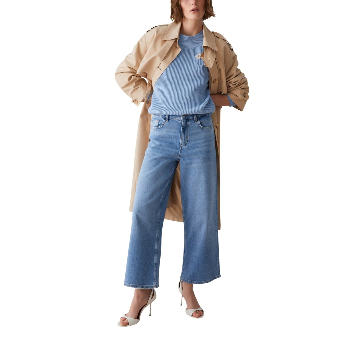Image 3 : Détail de la coupe wide leg et de la taille haute du jean stretch Liu Jo femme bleu porté avec talons aiguilles blancs — Delvale