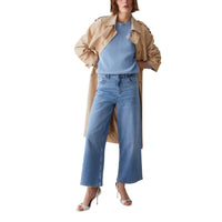 Image 3 : Détail de la coupe wide leg et de la taille haute du jean stretch Liu Jo femme bleu porté avec talons aiguilles blancs — Delvale