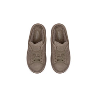 Image 1 : Vue de dessus paire de mules Adidas Originals Campus 00S en suède taupe avec doublure sherpa et lacets assortis — Delvale
