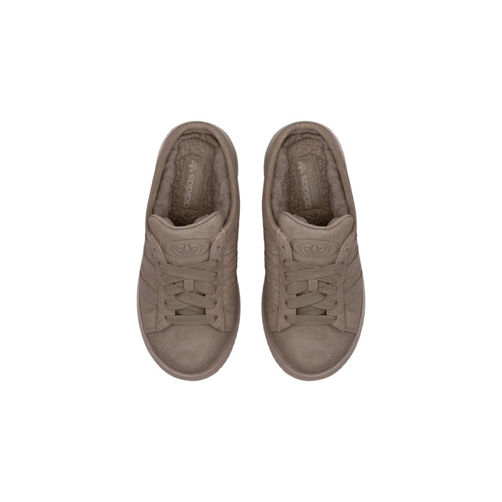 Image 1 : Vue de dessus paire de mules Adidas Originals Campus 00S en suède taupe avec doublure sherpa et lacets assortis — Delvale