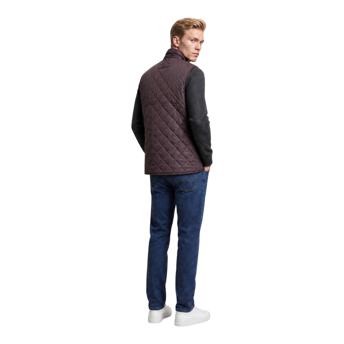 Image 3 : Gilet Barbour homme porté, silhouette de profil en coloris marron — Delvale