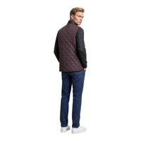 Image 3 : Gilet Barbour homme porté, silhouette de profil en coloris marron — Delvale