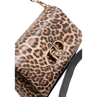 Image 2 : Vue de trois quarts du sac baguette Liu Jo motif léopard avec chaîne dorée entrelacée de cuir noir et fermoir logo Liu Jo centré — Delvale