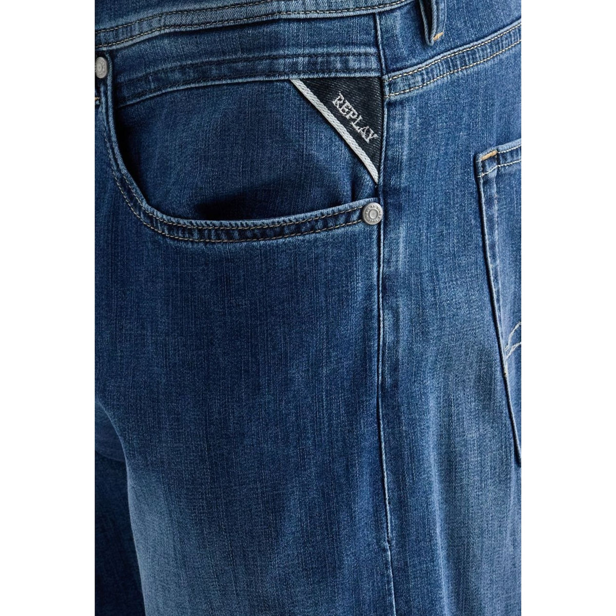 Image 4 : Silhouette complète jean Replay homme coupe straight bleu délavé associé à des sneakers blanches — Delvale