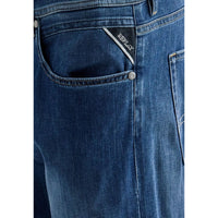 Image 4 : Silhouette complète jean Replay homme coupe straight bleu délavé associé à des sneakers blanches — Delvale