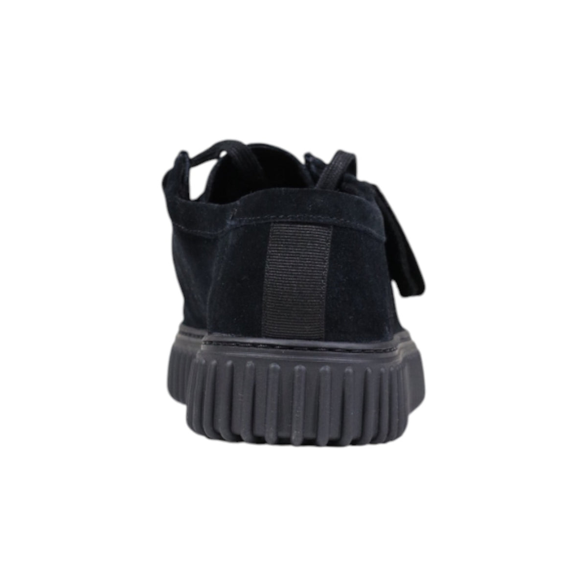 Image 5 : Paire de chaussures Clarks homme suède noir semelle striée, posée sur fond blanc — Delvale