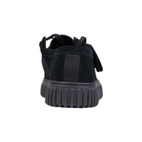 Image 5 : Paire de chaussures Clarks homme suède noir semelle striée, posée sur fond blanc — Delvale