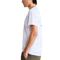 Image 3 : Détail du logo The North Face brodé sur la poitrine gauche du t-shirt blanc homme — Delvale