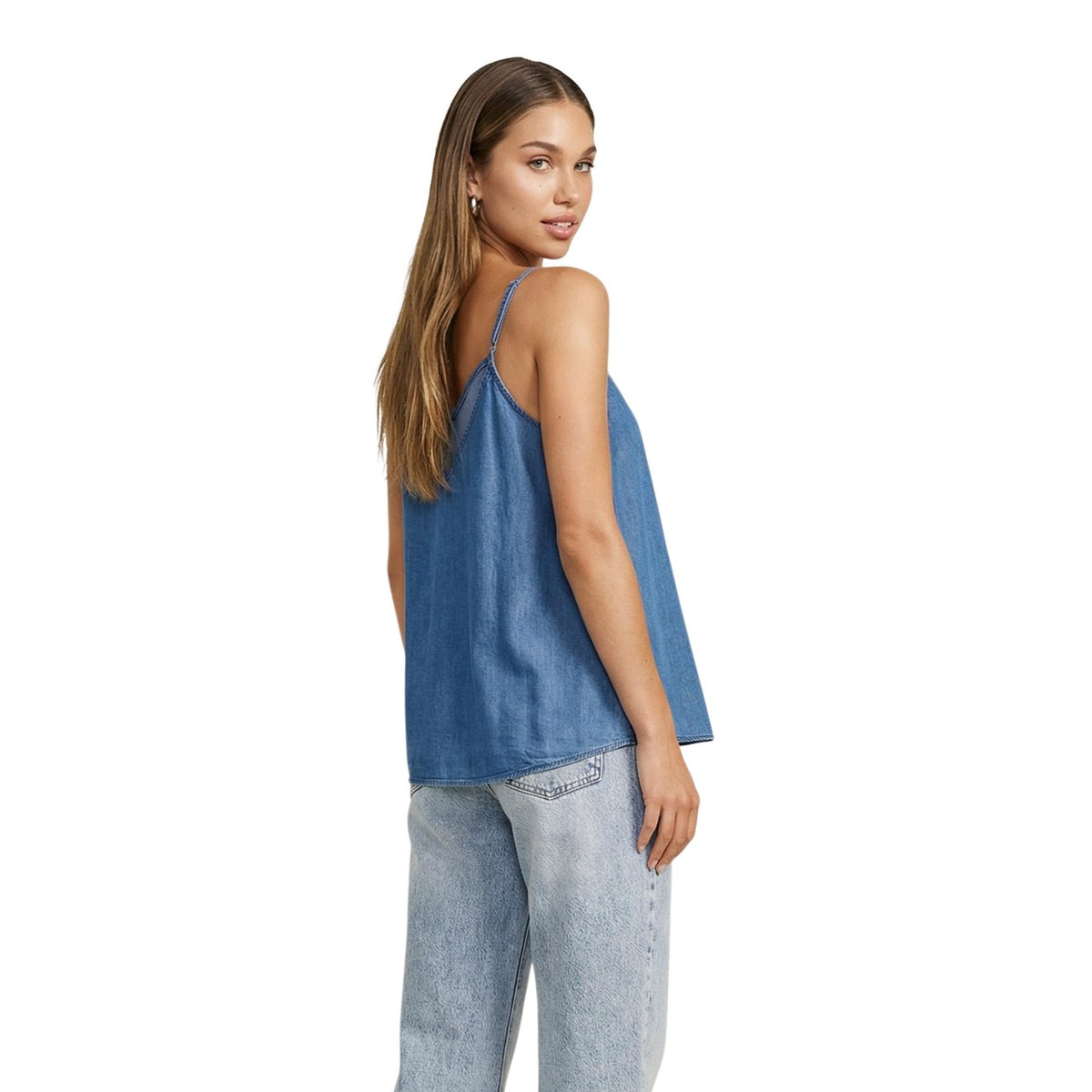 Image 2 : Vue de face du débardeur femme Only sans manches en tissu denim léger uni bleu, coupe fluide évasée — Delvale
