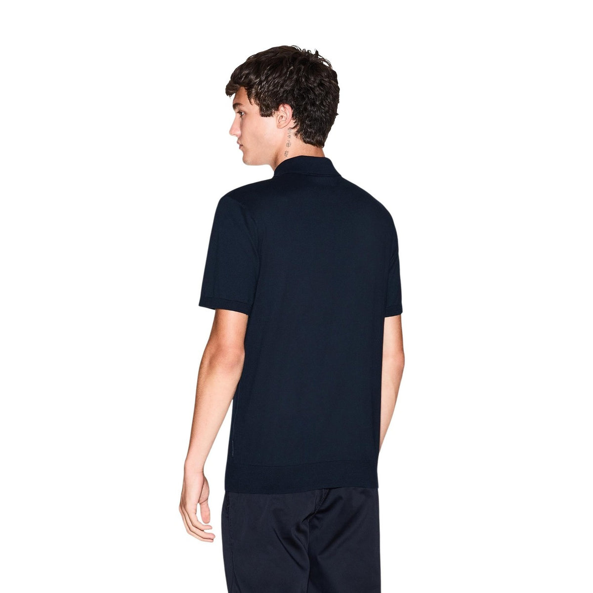 Polo Armani Exchange homme bleu marine – vue portée avec jean, look smart casual