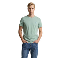 Image 11 : T-shirt col rond pur coton U.S. Polo Assn., coloris jaune, porté avec pantalon blanc — Delvale