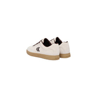 Image 3 : Chaussure Calvin Klein Jeans homme, modèle low-top chamois blanc cassé, semelle gomme caramel et lacets bordeaux, fond blanc — Delvale