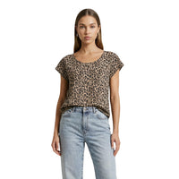 Image 6 : Silhouette complète portant la blouse femme Only ikat géométrique, bas arrondi visible — Delvale