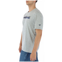 Image 3 : Détail du logo North Sails imprimé sur le t-shirt homme gris, inscription Newport Rhode Island USA — Delvale