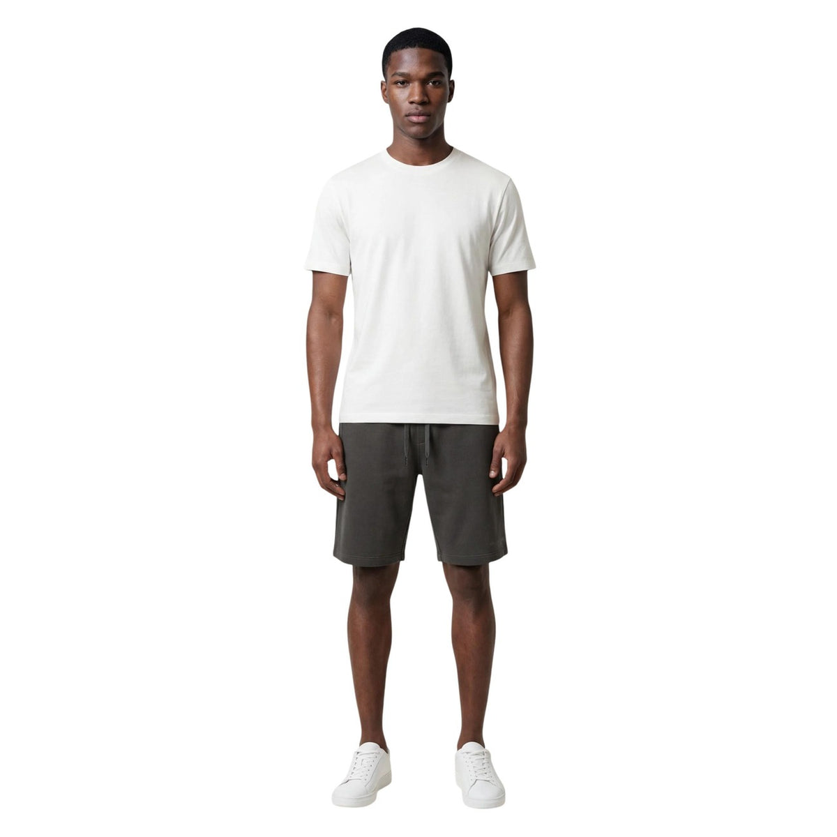 Bermuda Armani Exchange homme vert kaki vue plein pied — silhouette sportswear décontractée