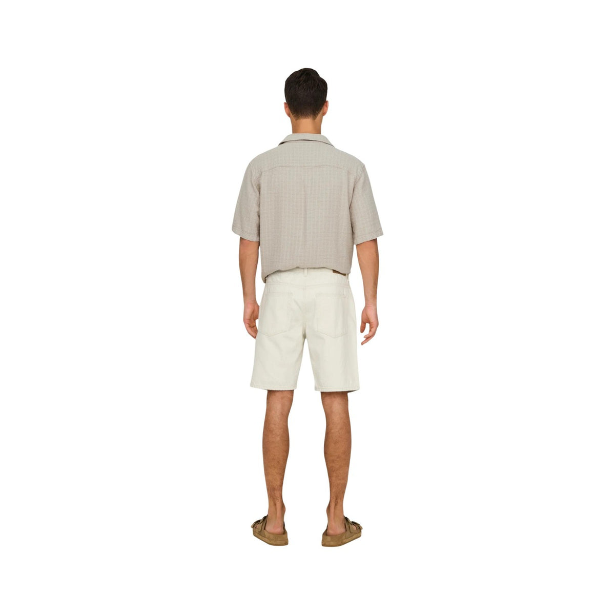 Image 2 : Short jean regular coupe droite Only & Sons teinte écru naturelle, vue de trois quarts — Delvale