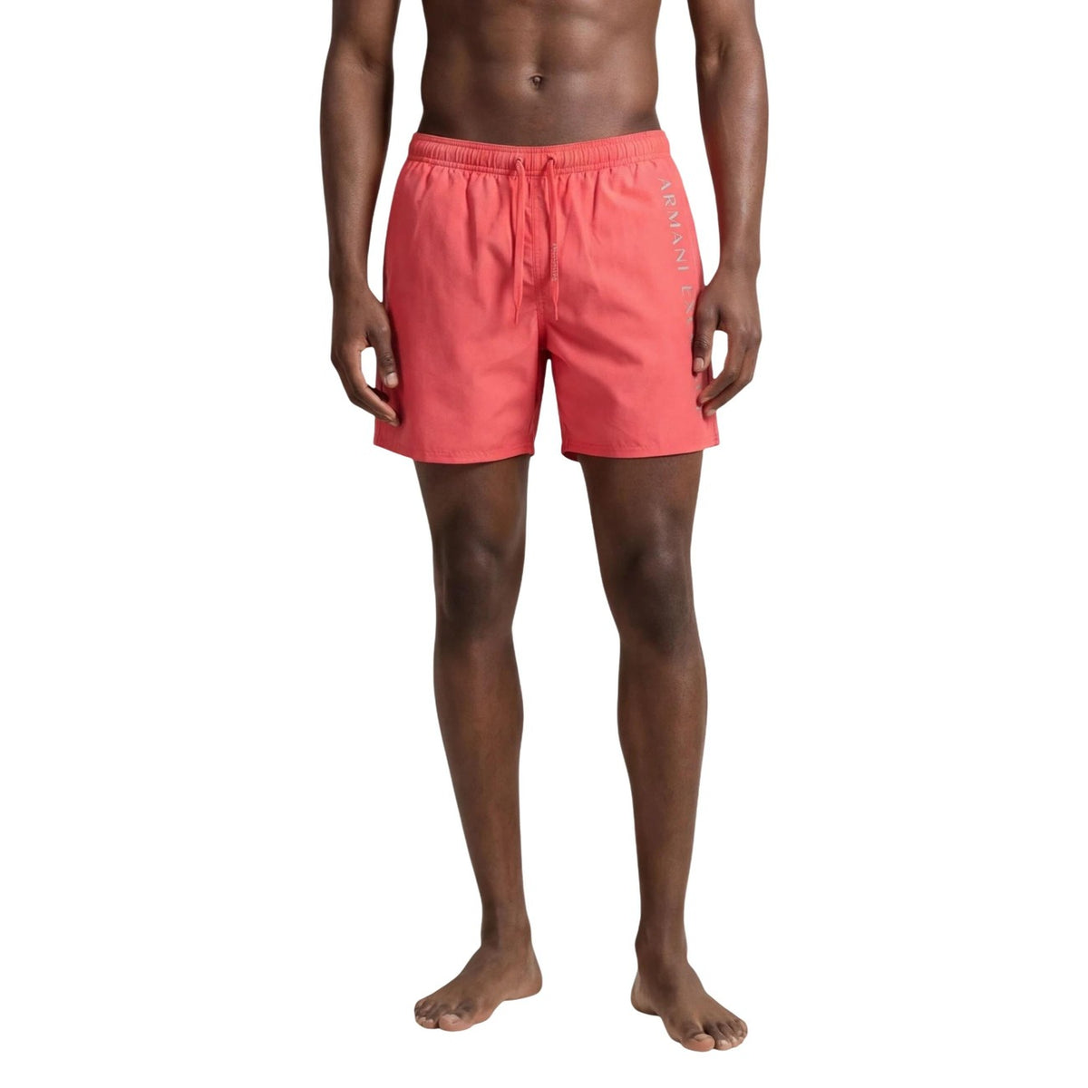 face porté corail :
Maillot de bain Armani Exchange homme corail, logo AX lettres blanches latéral, coupe mi-cuisse, vue de face — Delvale