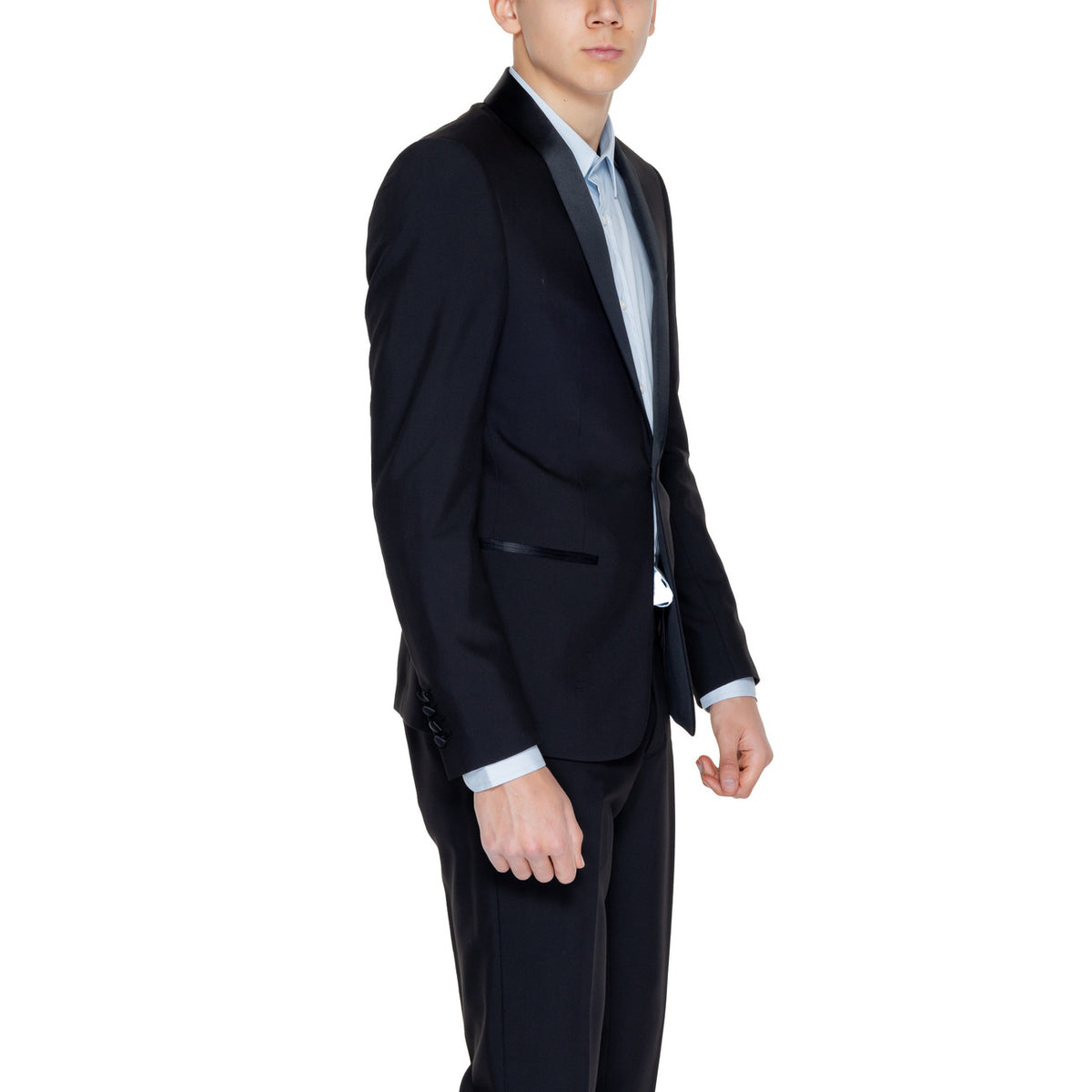 Image 4 : Profil latéral de la veste smoking Antony Morato noire, silhouette ajustée et poches passepoilées satin — Delvale