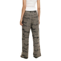 Image 3 : Pantalon Desigual femme gris avec impression, vue d'ensemble du style — Delvale