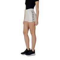 Image 3 : Short Guess Active blanc femme avec bande monogramme latérale, détail bande signature — delvale