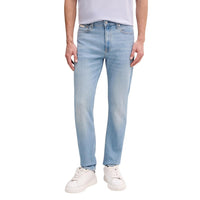 Image 1 : Jean droit Calvin Klein Jeans homme en denim bleu clair, coupe straight, porté avec un t-shirt lavande et des sneakers blanches — Delvale