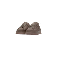 Image 2 : Détail tige suède et trois bandes Adidas en relief tonal sur les mules Campus 00S femme coloris taupe — Delvale
