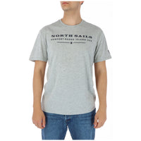 Image 4 : T-shirt North Sails homme jaune porté avec un jean brut, look casual nautique décontracté — Delvale