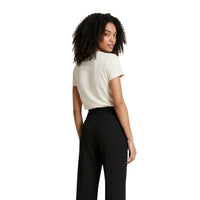 Image 3 : Vue d'ensemble du t-shirt Guess Active beige femme avec signature brodée élégante — delvale