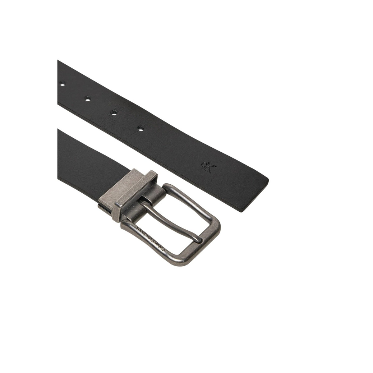 Image 2 : Détail de la boucle et du cuir noir de la ceinture Calvin Klein homme — Delvale