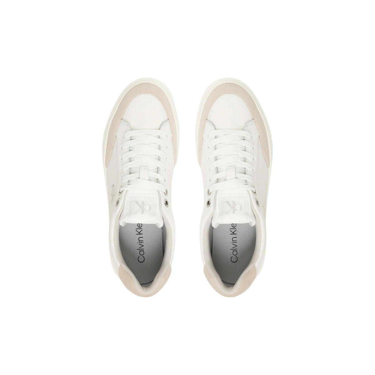 Image 4 : Détail du logo monogramme CK brodé sur le flanc de la basket femme Calvin Klein Jeans coloris blanc — Delvale