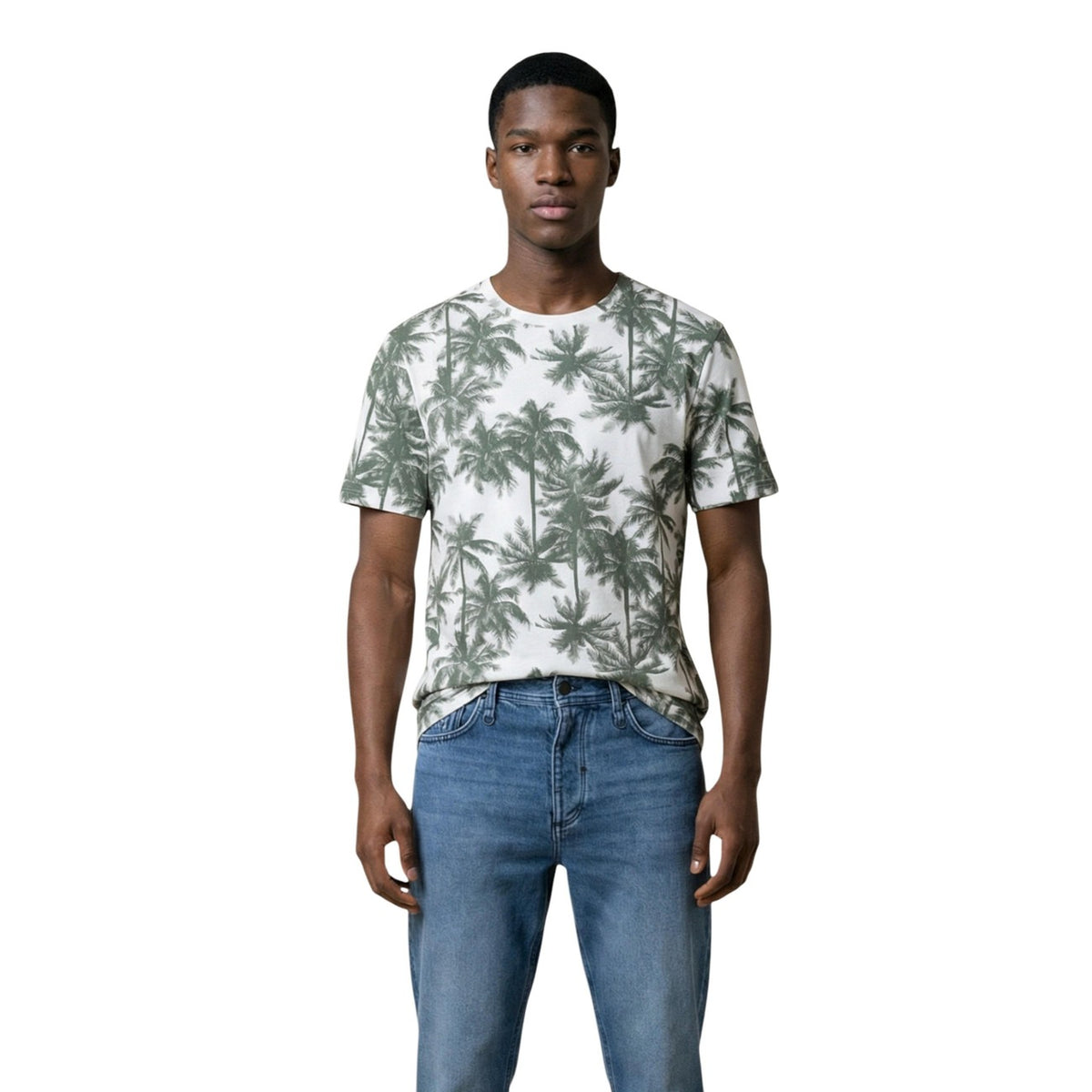 Image 1 : Homme portant le t-shirt Antony Morato blanc à imprimé palmiers verts all-over, encolure ronde, manches courtes, associé à un jean bleu — 9yvwh4-xt