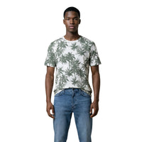 Image 1 : Homme portant le t-shirt Antony Morato blanc à imprimé palmiers verts all-over, encolure ronde, manches courtes, associé à un jean bleu — 9yvwh4-xt
