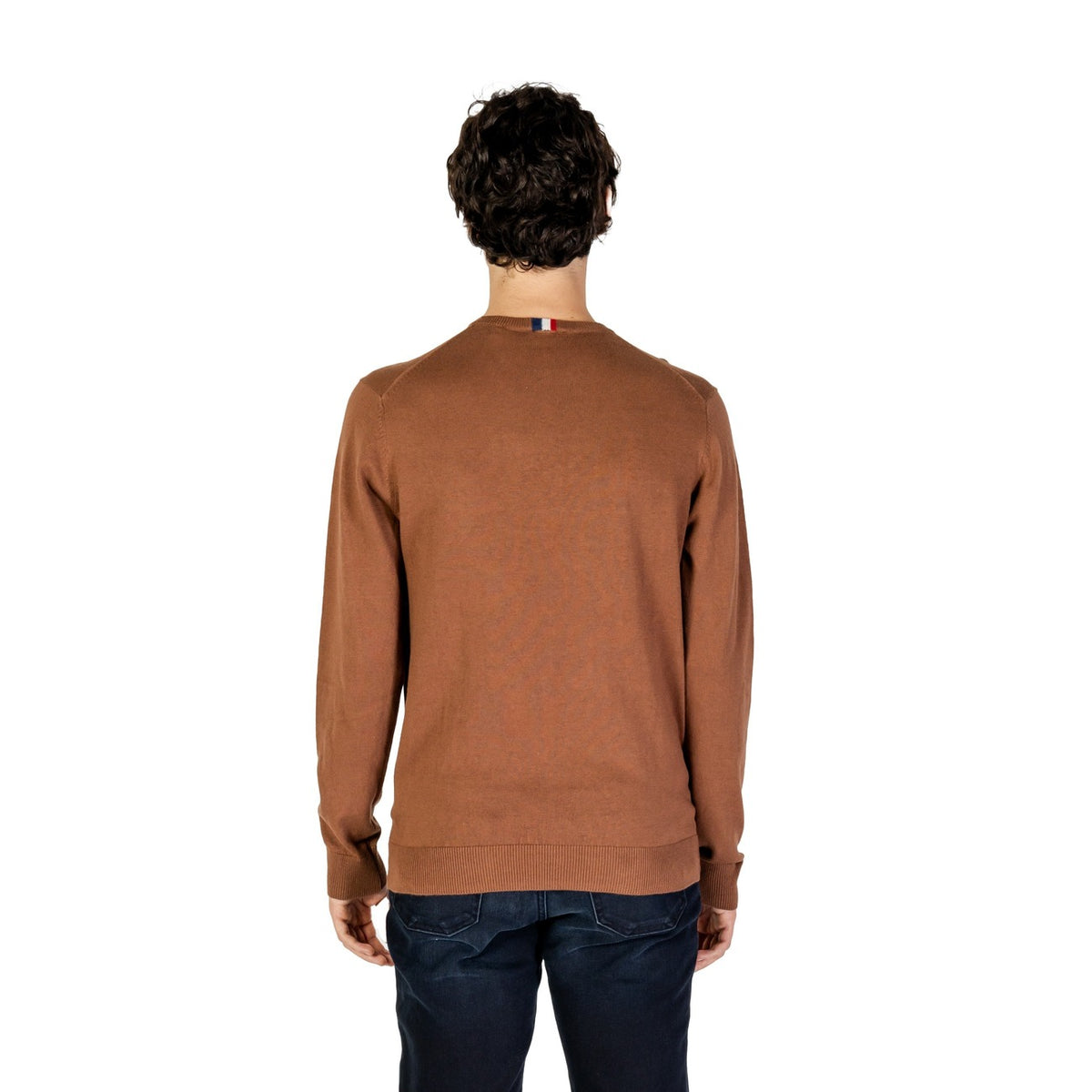 Image 2 : Vue de face du pull col rond U.S. Polo Assn. camel à manches longues et finitions côtelées, modèle masculin — Delvale