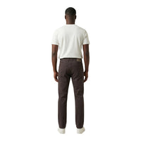 Image 2 : Détail de la coupe slim et des empiècements du pantalon Jeckerson homme marron — Delvale