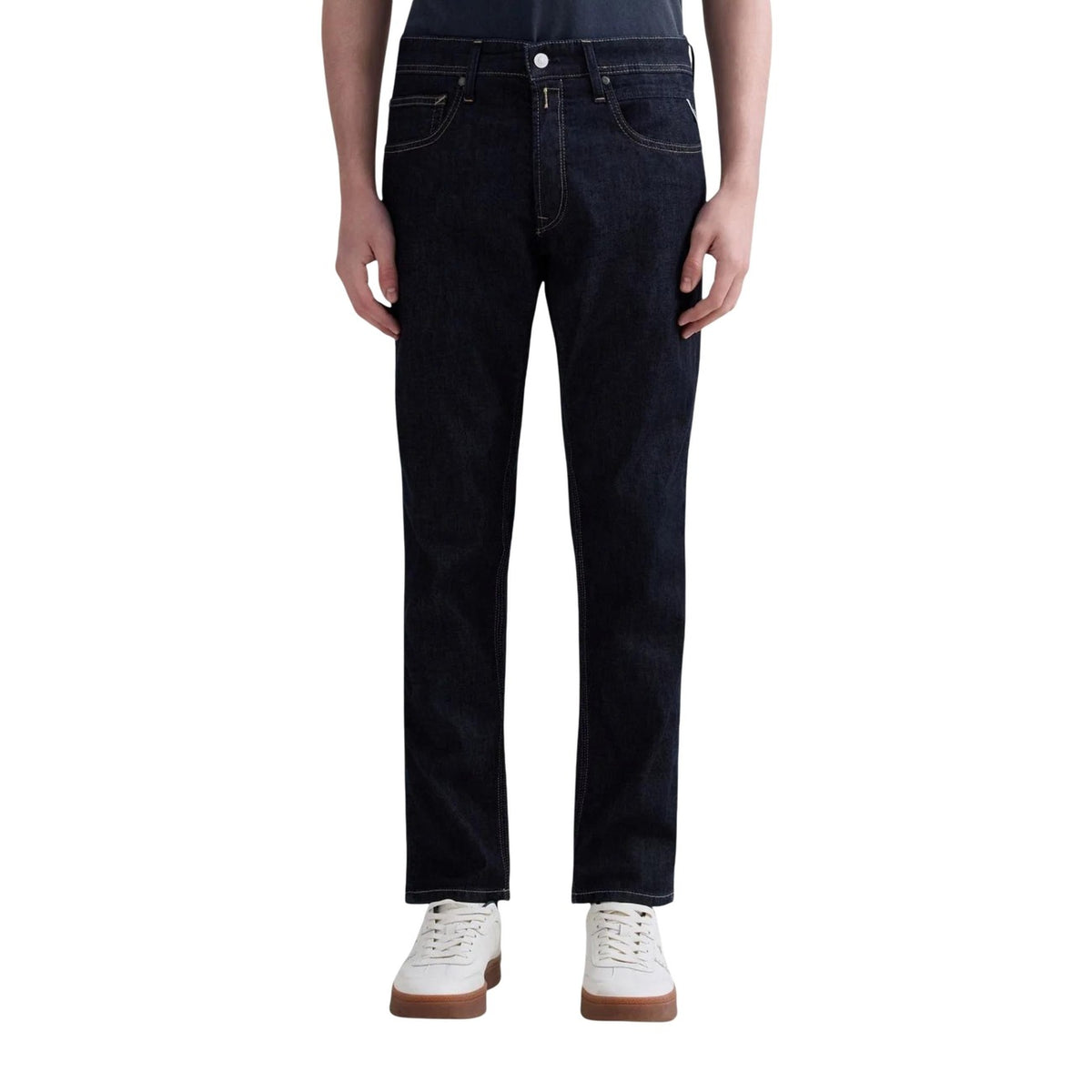 Image 1 : Jean slim Replay homme en denim indigo foncé, vue de face portée, fermeture zip et bouton métal visible — Delvale