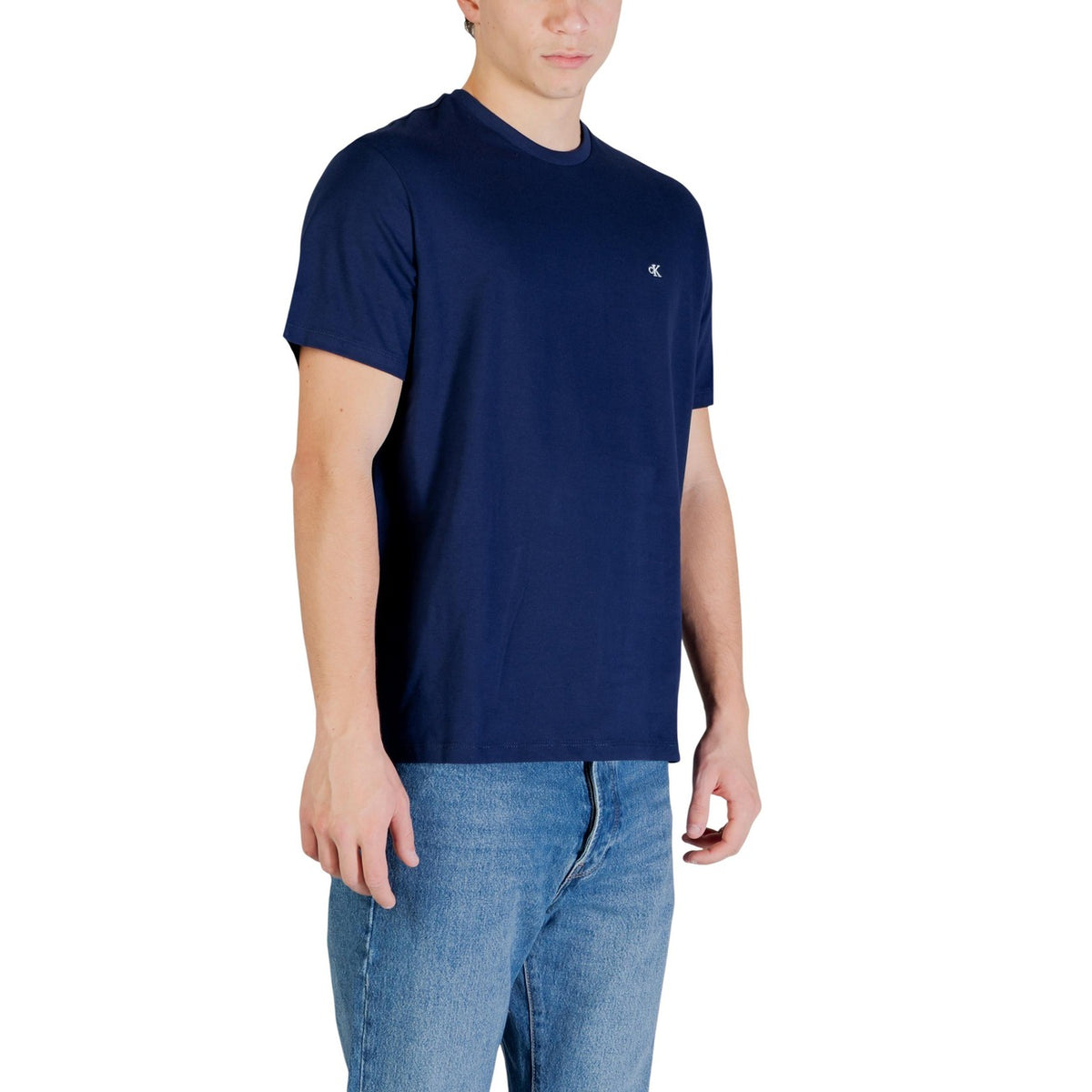 Image 4 : T-shirt homme Calvin Klein Jeans bleu marine porté avec un jean clair, look casual décontracté — Delvale