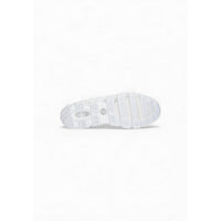Image 4 : Paire de baskets Adidas Originals homme blanches posée sur fond blanc, silhouette basse épurée et semelle ajourée signature — Delvale