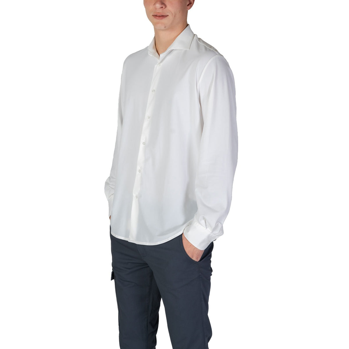 Image 3 : Chemise blanche Fashion Brand portée avec un pantalon cargo marine, look casual chic masculin — Delvale